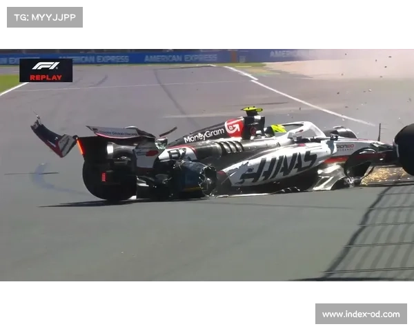 F1新星比尔曼首度斩获积分 与父亲在车库内激动相拥落泪 F1新星比尔曼首度斩获积分 与父亲在车库内激动相拥落泪