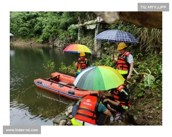 暴雨肆虐中工作人员奋力抢修草坪确保赛事顺利进行 暴雨肆虐中工作人员奋力抢修草坪确保赛事顺利进行